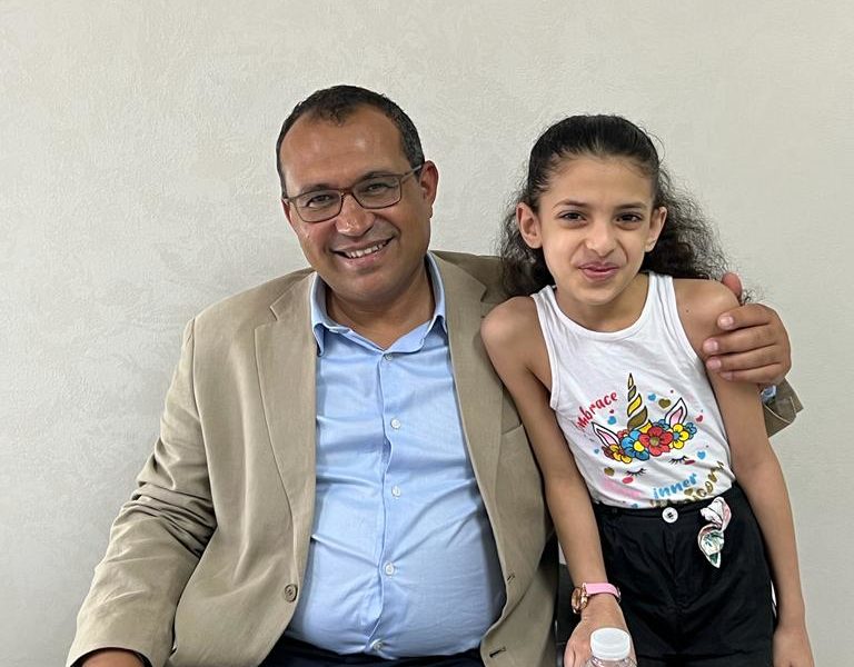الف حمدا لله على سلامة الطفلة الجميلة ليمار، كانت تعاني من عيب خلقي بالفص الأيسر السفلي من الرئة مما أدي إلى التهابات مزمنة ودخول المتكرر إلى المستشفى على مدار السنين. تم التشخيص بدقة واستئصال الفص المصاب وخرجت من المستشفى بعد 72 ساعة من إجراء الجراحة في أحسن حال.